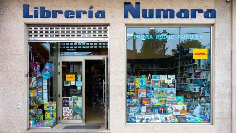Fachada exterior de libreria Numara
