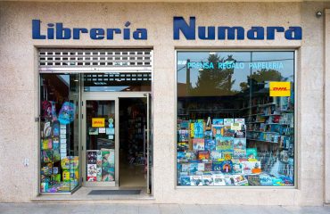 Fachada exterior de libreria Numara